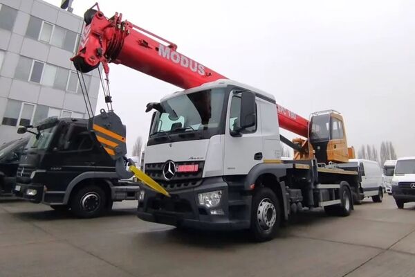 В Украине реализовано Mercedes-Benz Arocs с 18-тонным автокраном