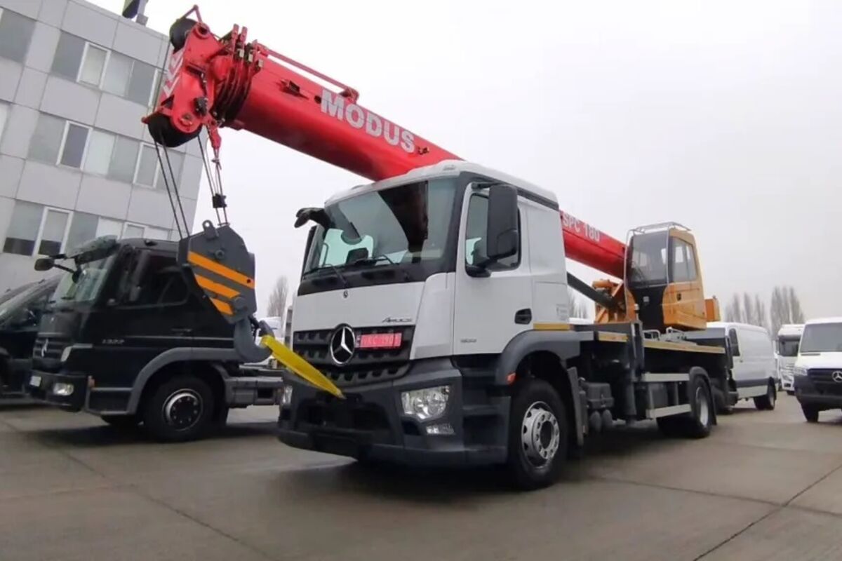 В Україні реалізовано Mercedes-Benz Arocs з 18-тонним автокраном