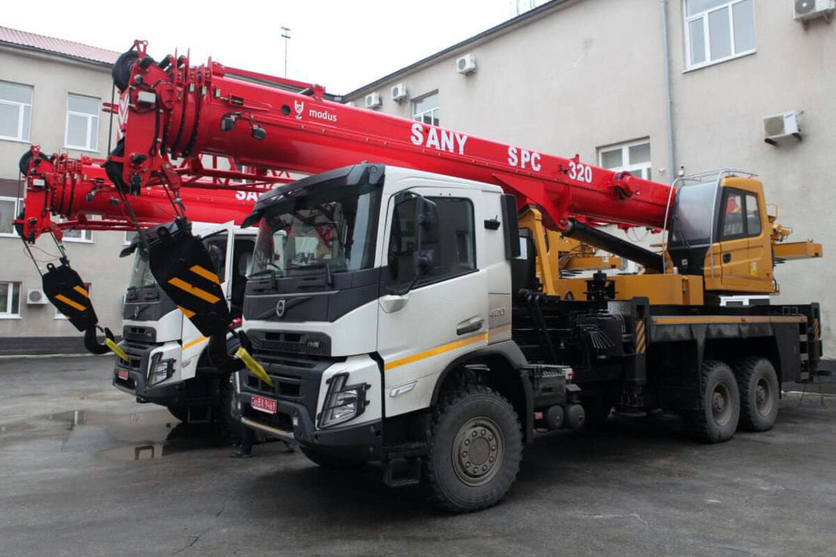 JSC KHARKIVOBLENERGO has received two more powerful truck cranes from UMZ MODUS